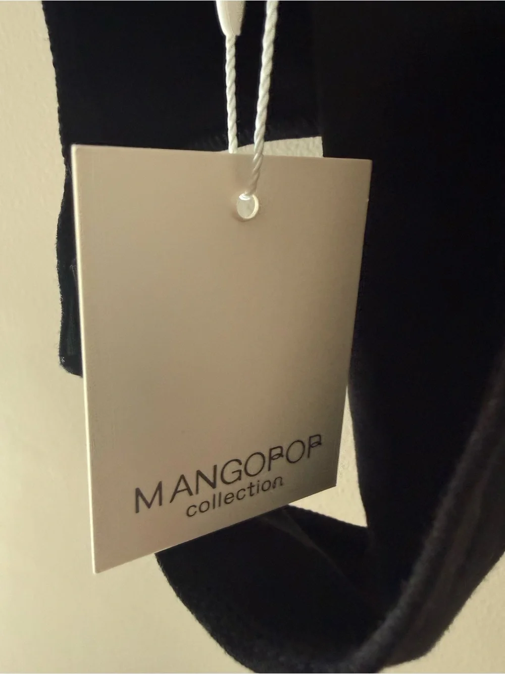 Mango sleek black